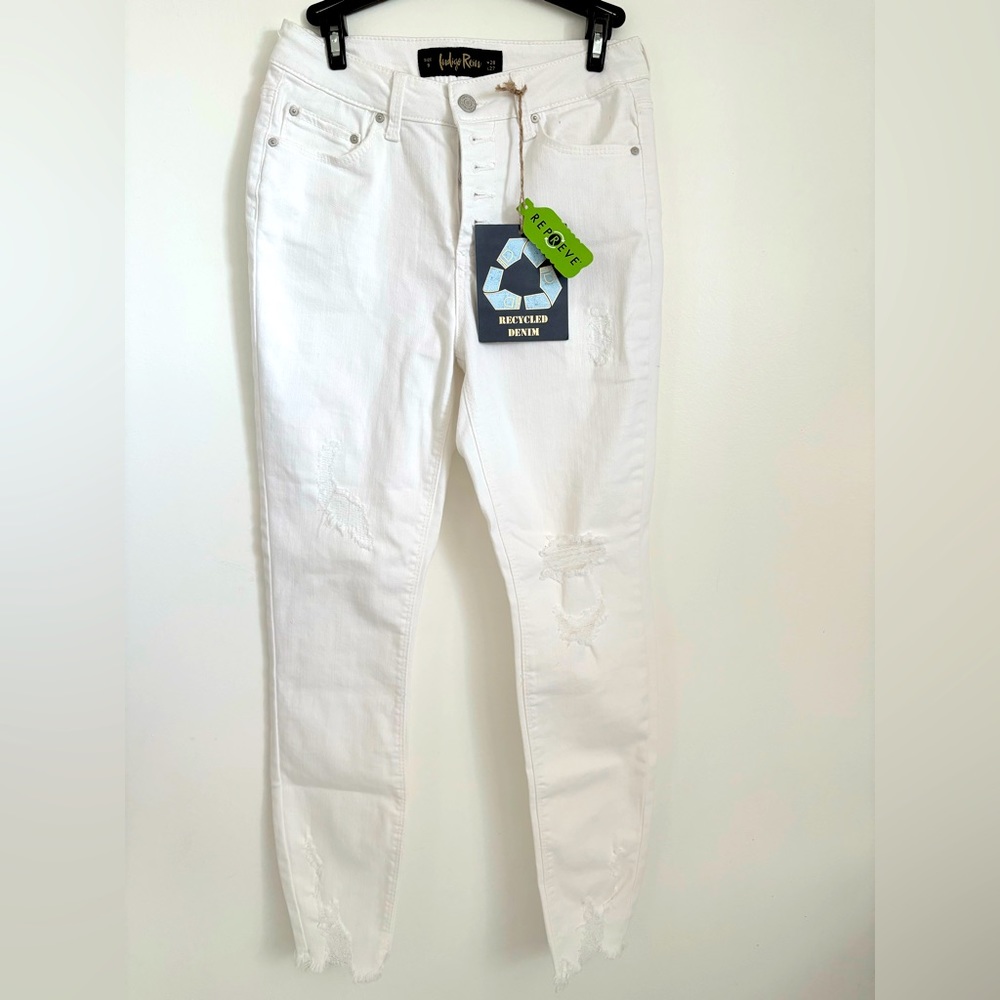 𝅺NWT Indigo Rein White Distressed Cropped Jeans Sz 9 buttons closure, no zipper